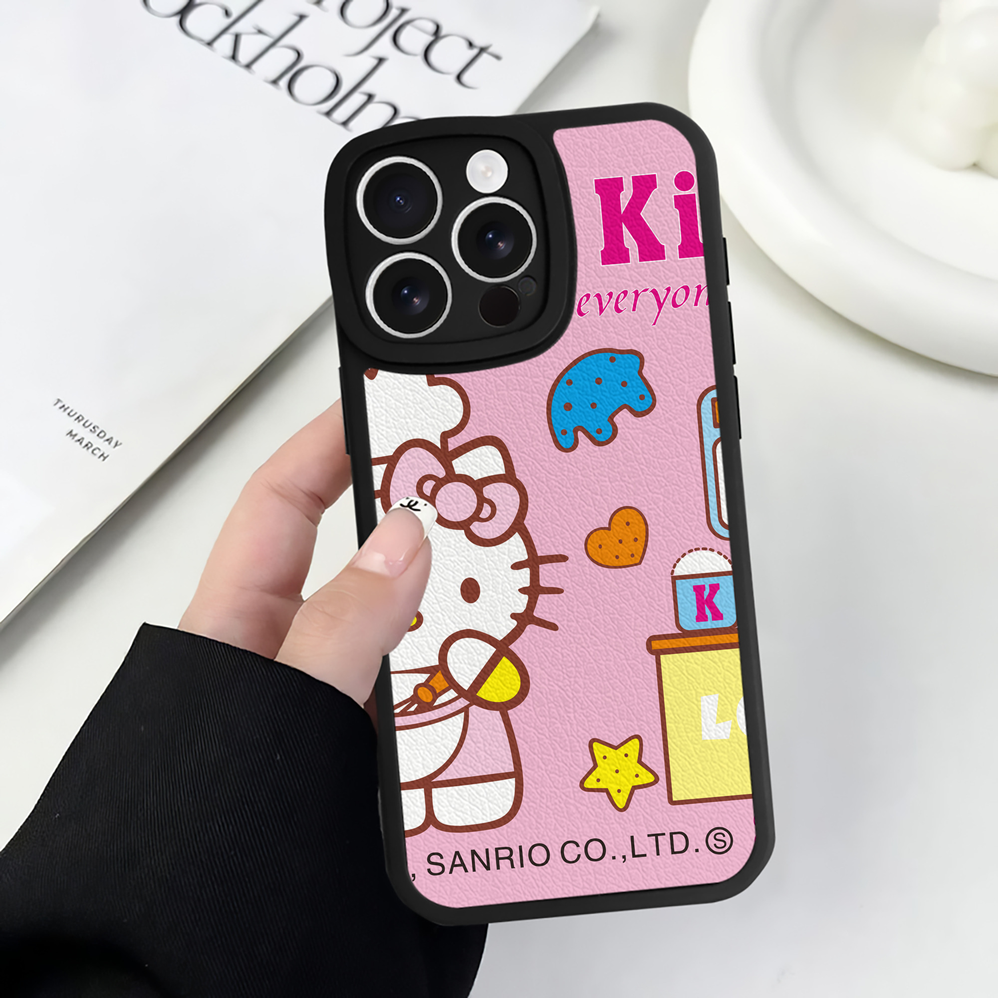 （画像用） Hello Kitty ハローキティ 【iPhone 16シリーズ対応】シリコンスマホケース（レザー調） 材質：シリコン